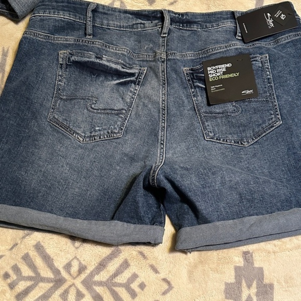 NWT Silver Jeans Women's Blue boyfriend mid rise Jean Shorts size 20